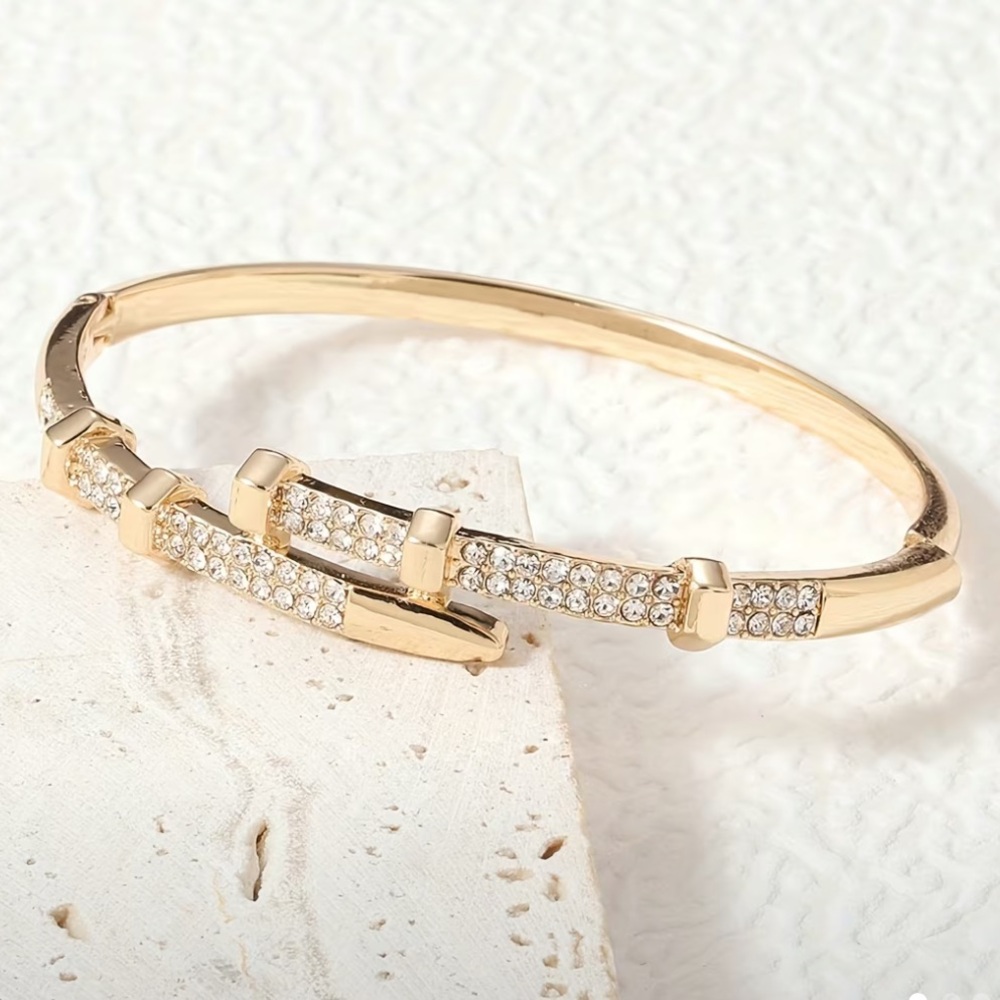 Women’s Nail Shaped Bracelet Gold Zinc Alloy with Rhinestones Bracelet NWT